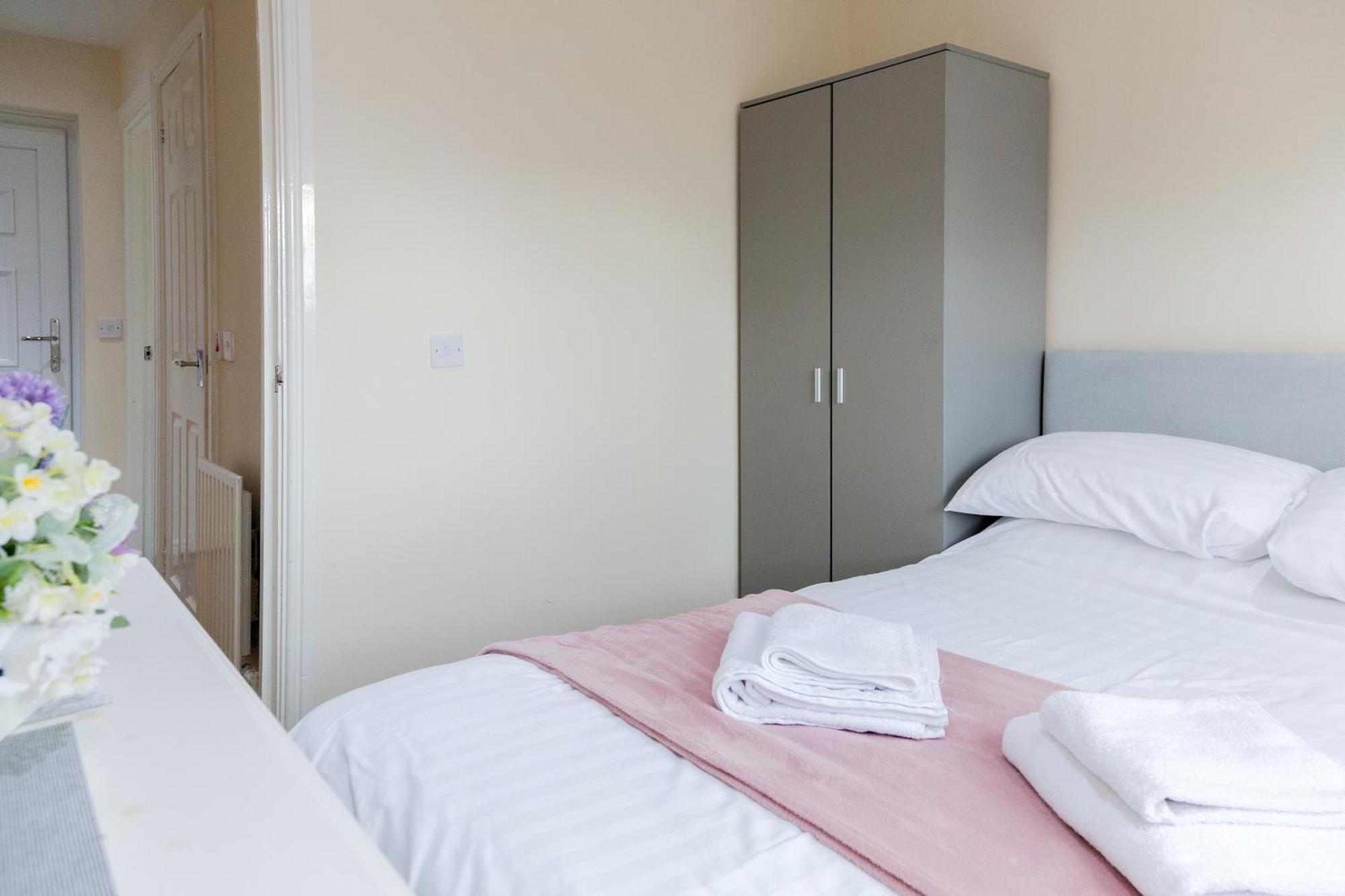 Pinfold Court Apartments Ноуслі Екстер'єр фото