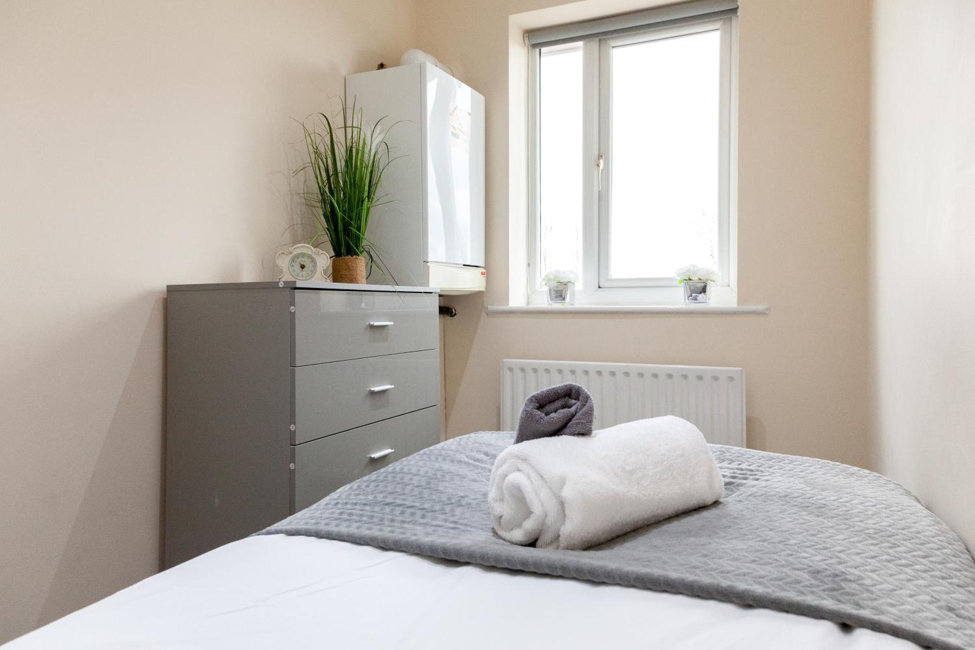 Pinfold Court Apartments Ноуслі Екстер'єр фото