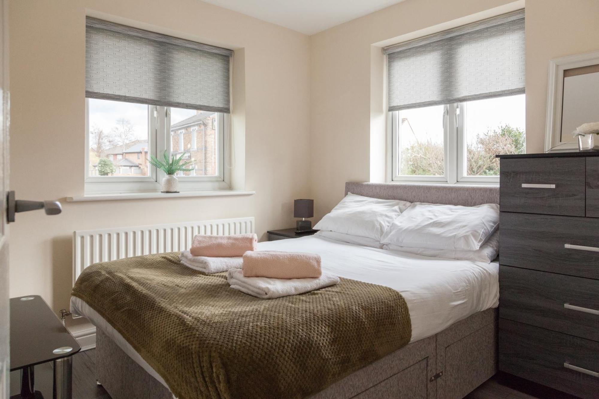 Pinfold Court Apartments Ноуслі Екстер'єр фото
