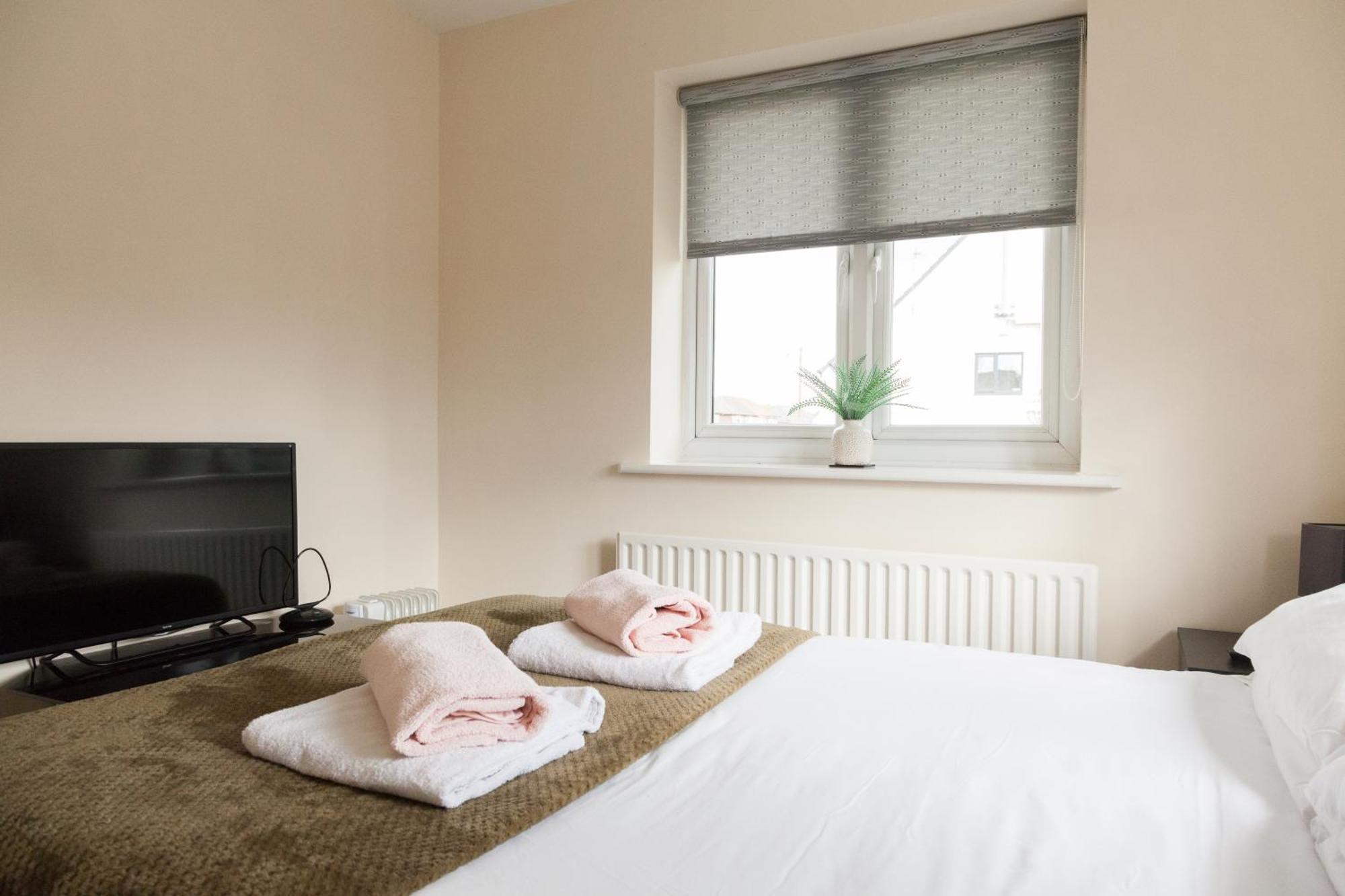 Pinfold Court Apartments Ноуслі Екстер'єр фото