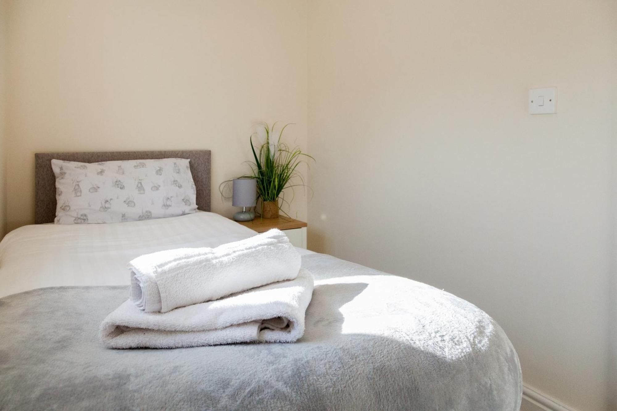 Pinfold Court Apartments Ноуслі Екстер'єр фото