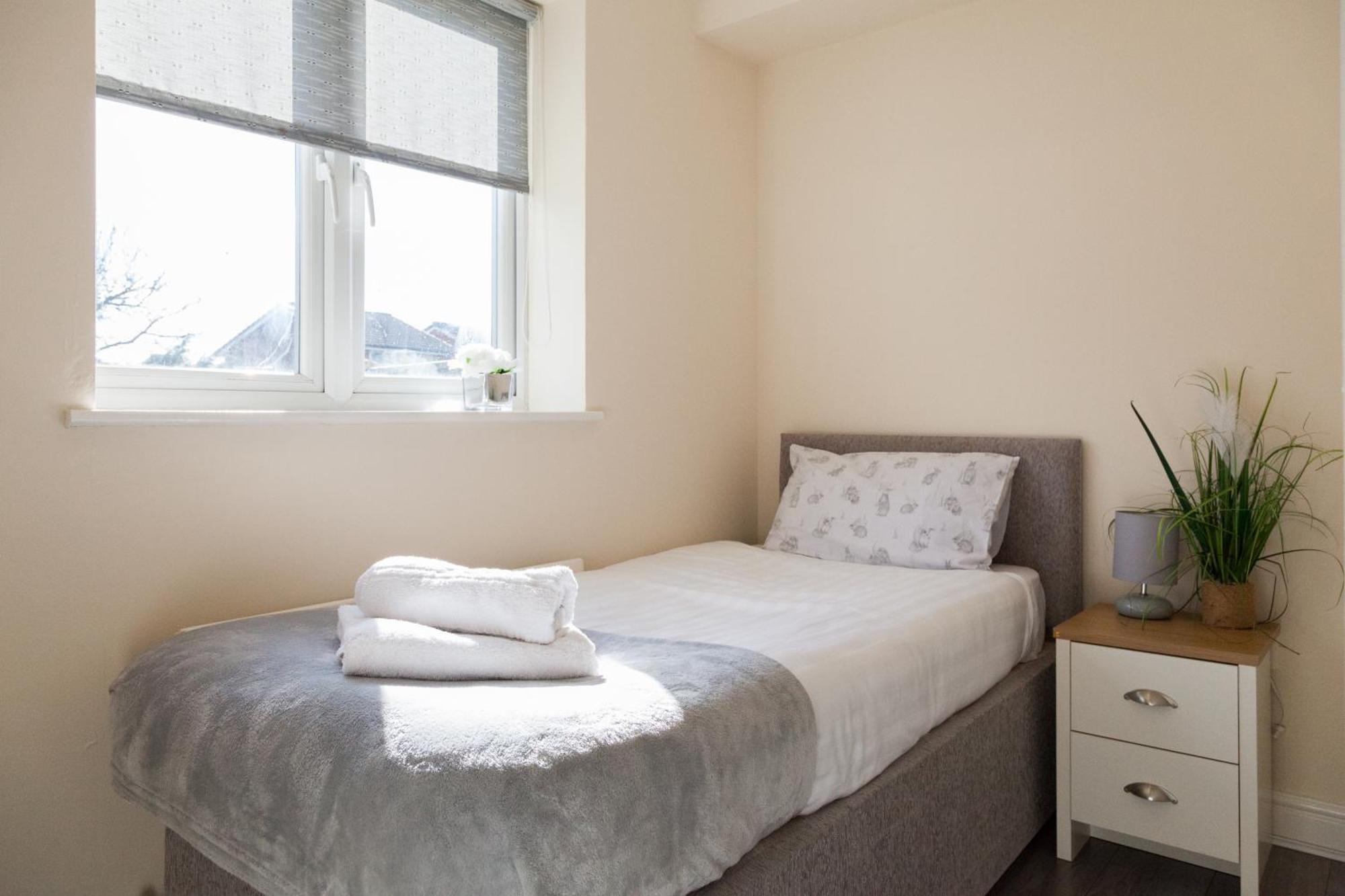 Pinfold Court Apartments Ноуслі Екстер'єр фото
