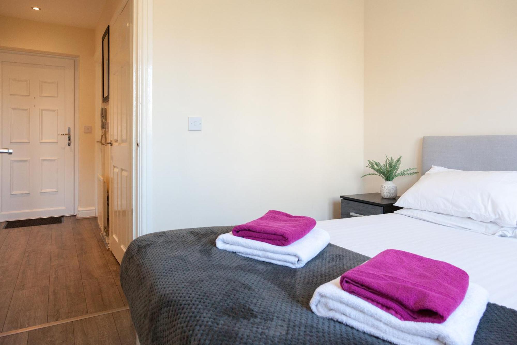 Pinfold Court Apartments Ноуслі Екстер'єр фото
