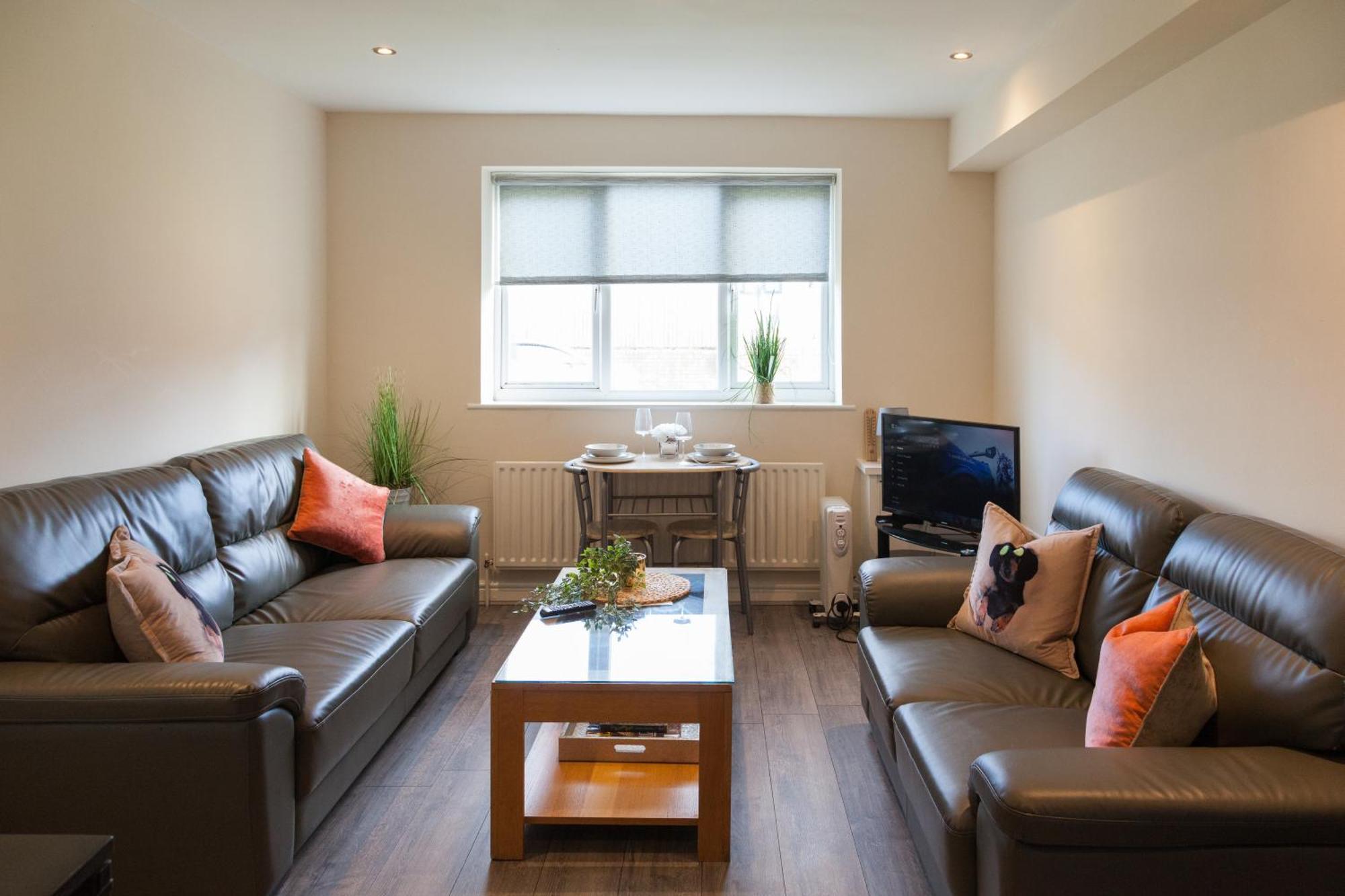 Pinfold Court Apartments Ноуслі Екстер'єр фото