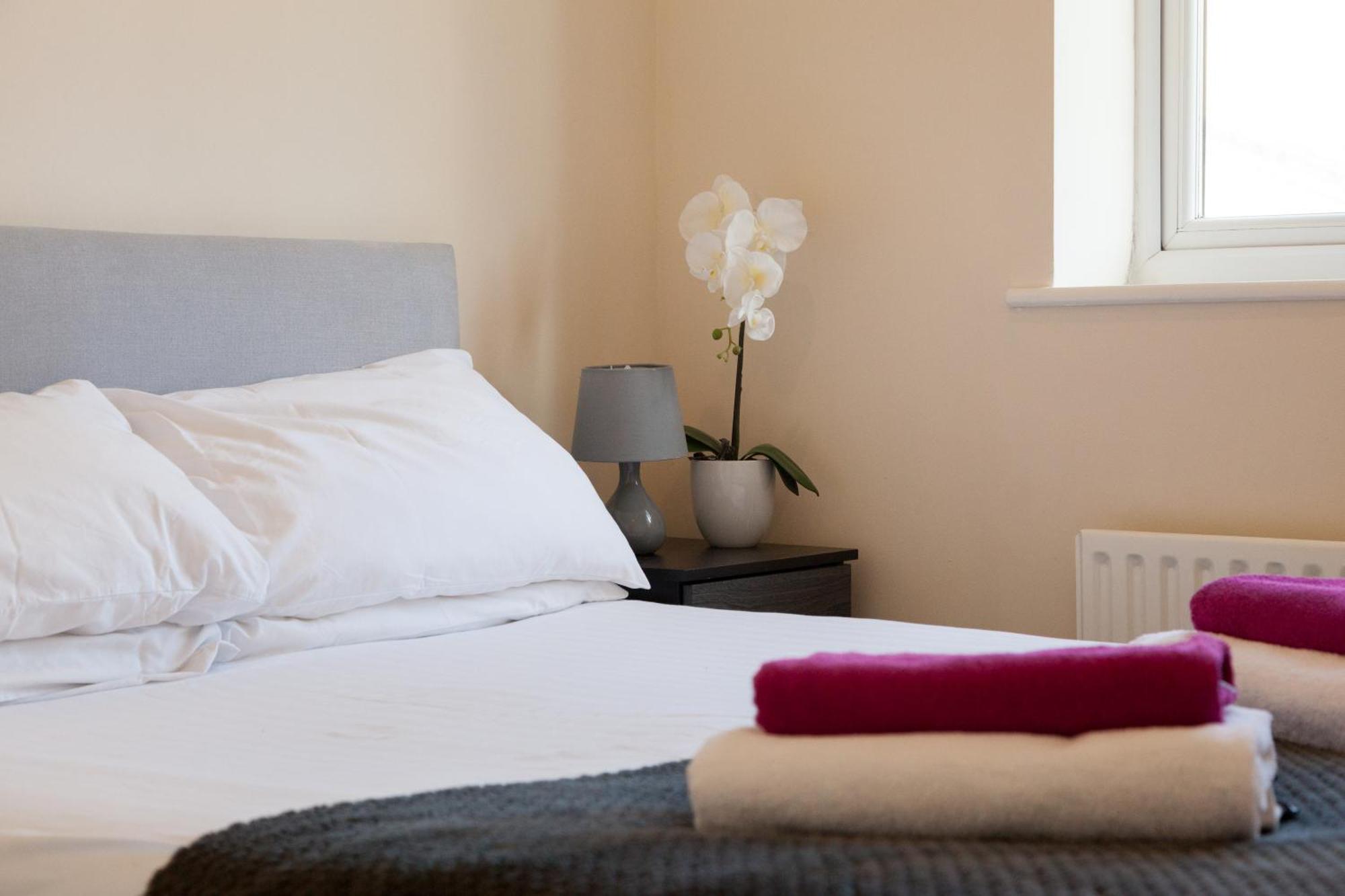 Pinfold Court Apartments Ноуслі Екстер'єр фото